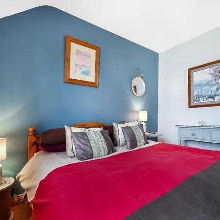 Cosy 3 Bed With A Indoor Fireplace!