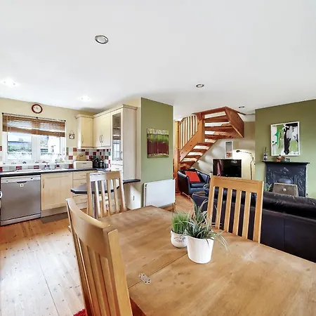 Cosy 3 Bed With A Indoor Fireplace! *