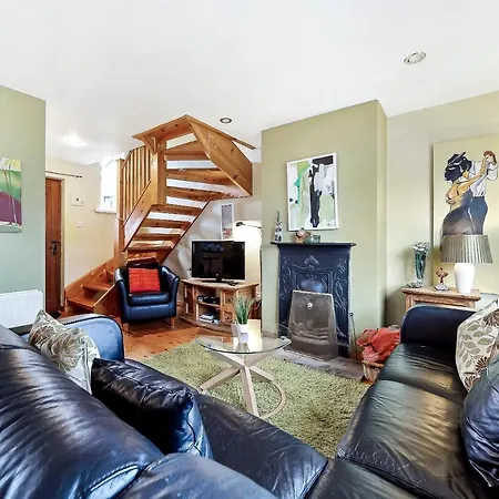 Semesterbostad Cosy 3 Bed With A Indoor Fireplace!