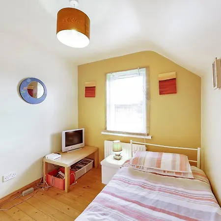 Cosy 3 Bed With A Indoor Fireplace!