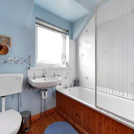 Cosy 3 Bed With A Indoor Fireplace!