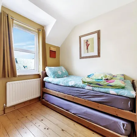 Cosy 3 Bed With A Indoor Fireplace!