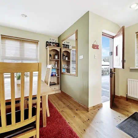 Cosy 3 Bed With A Indoor Fireplace! *