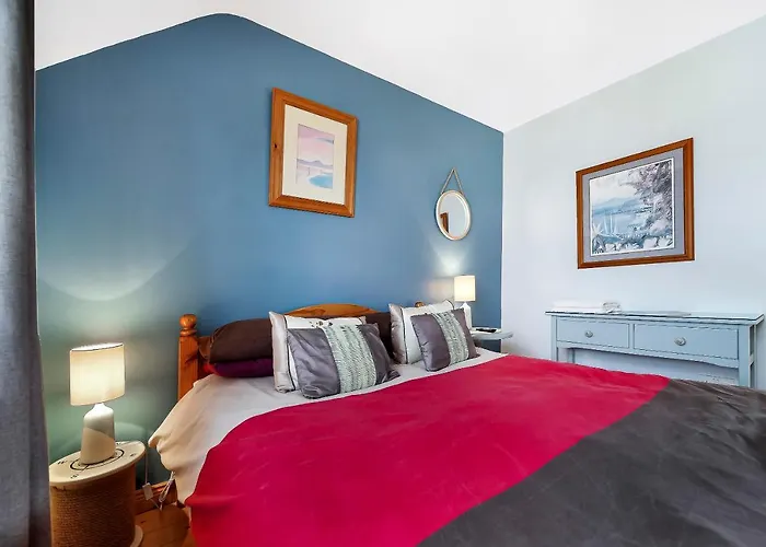 Cosy 3 Bed With A Indoor Fireplace!