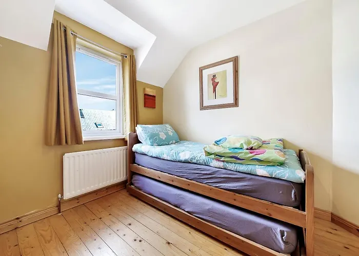 Cosy 3 Bed With A Indoor Fireplace!