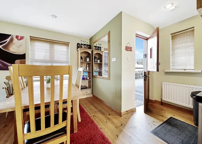 Cosy 3 Bed With A Indoor Fireplace! *